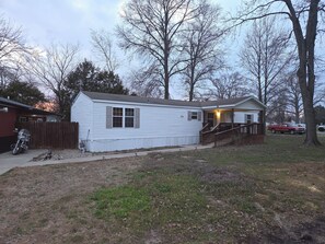 Exterior - Enjoyable 2-bedroom mobile home with AC in charming Cisne.  Quiet neighborhood. (Cisne)
