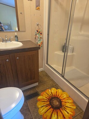 Bathroom - Enjoyable 2-bedroom mobile home with AC in charming Cisne.  Quiet neighborhood. (Cisne)