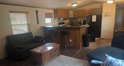 Enjoyable 2-bedroom mobile home with AC in charming Cisne. Quiet neighborhood.