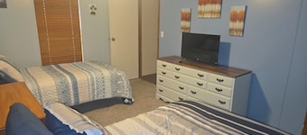 Enjoyable 2-bedroom mobile home with AC in charming Cisne. Quiet neighborhood.