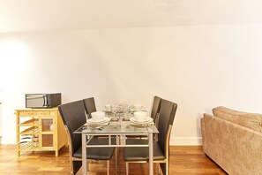 Dining - Elm in Newcastle Upon Tyne (Newcastle Upon Tyne)