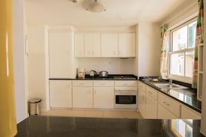Basic Studio, Kitchen | Private kitchen - Avenue Park (Funchal)