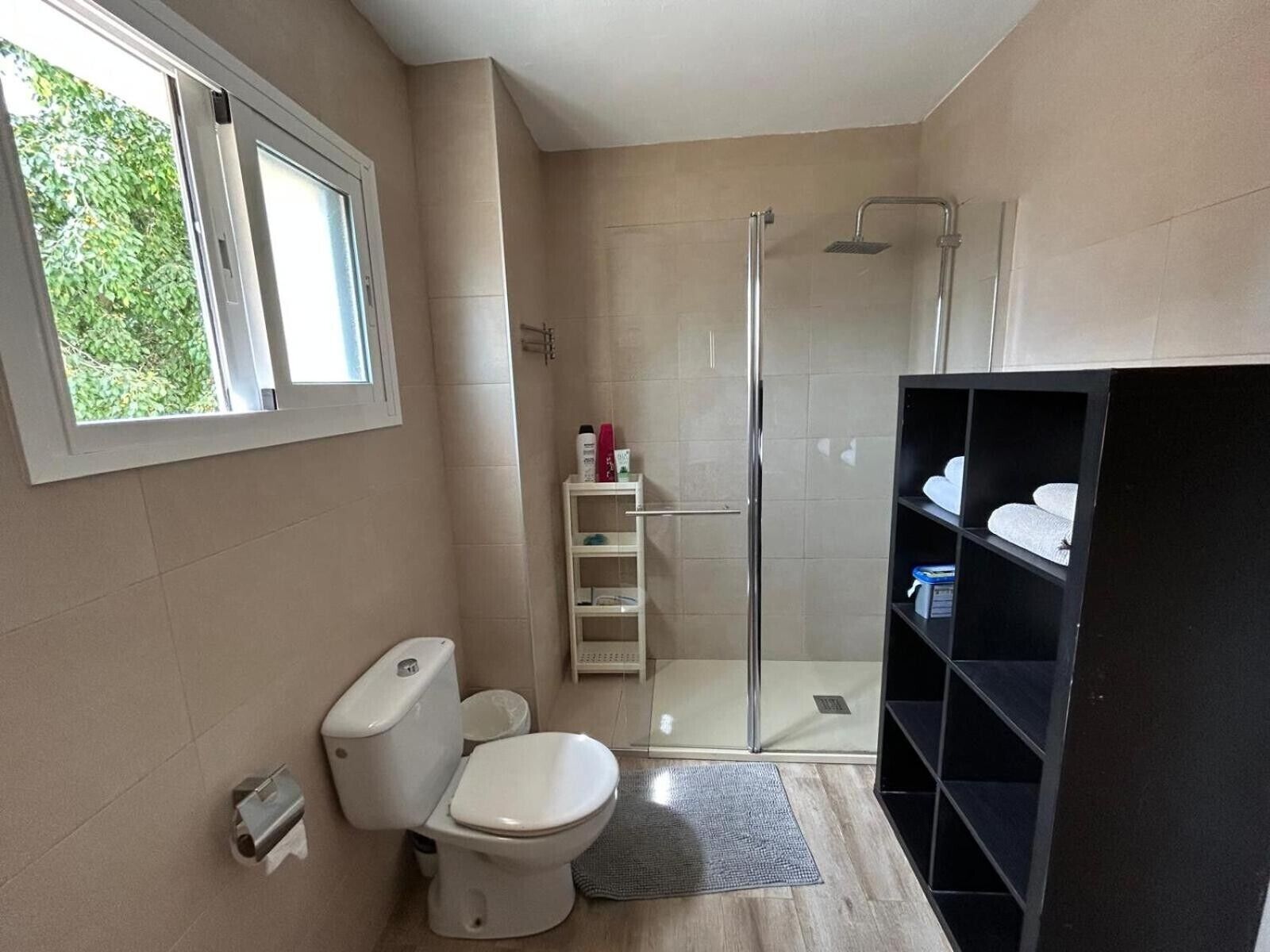 Een douche, een haardroger, handdoeken