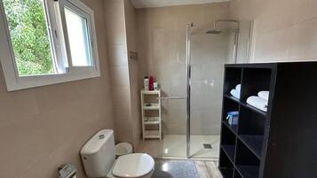 Een douche, een haardroger, handdoeken