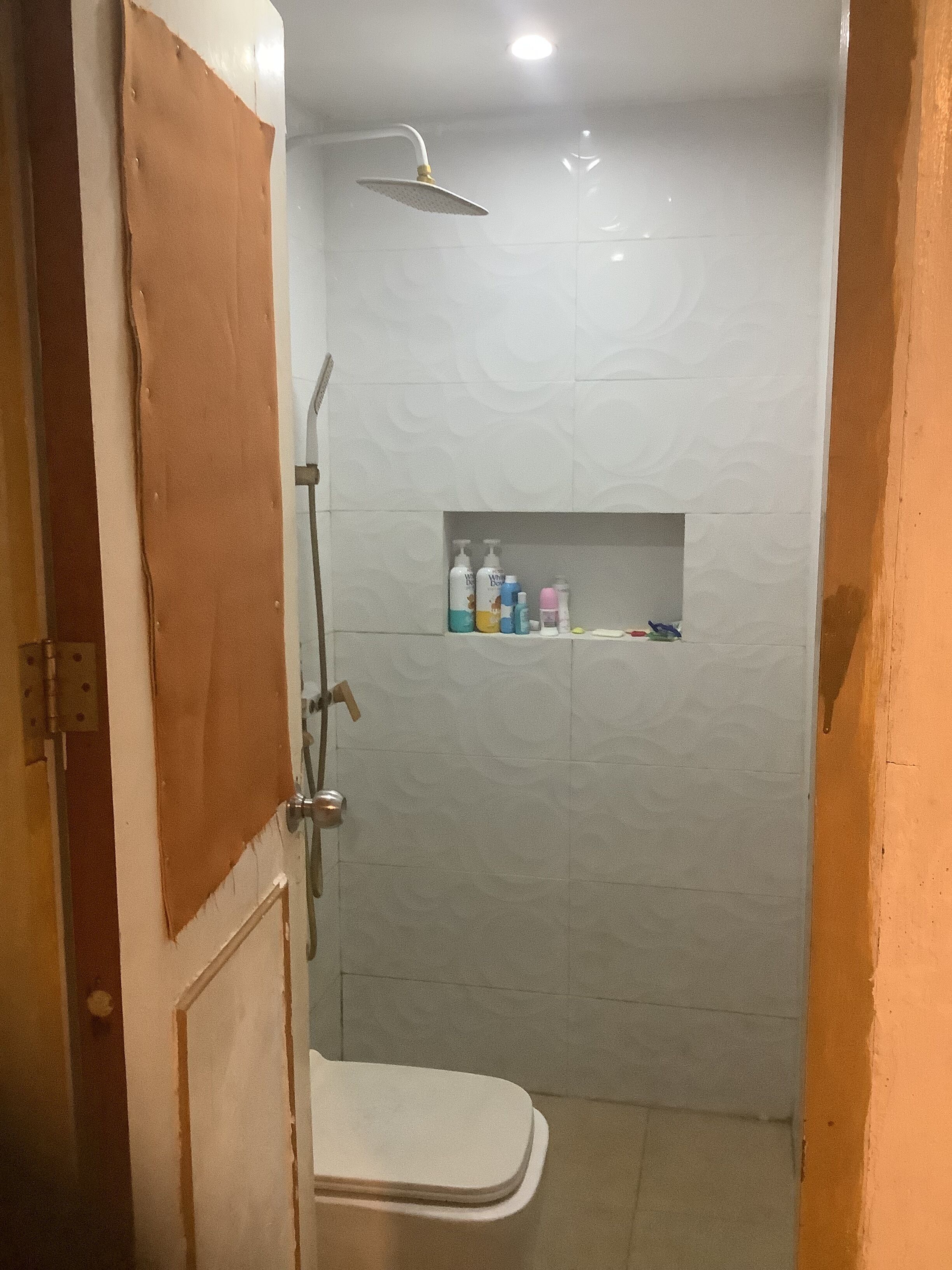 Bidet, towels