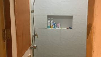 Bidet, towels