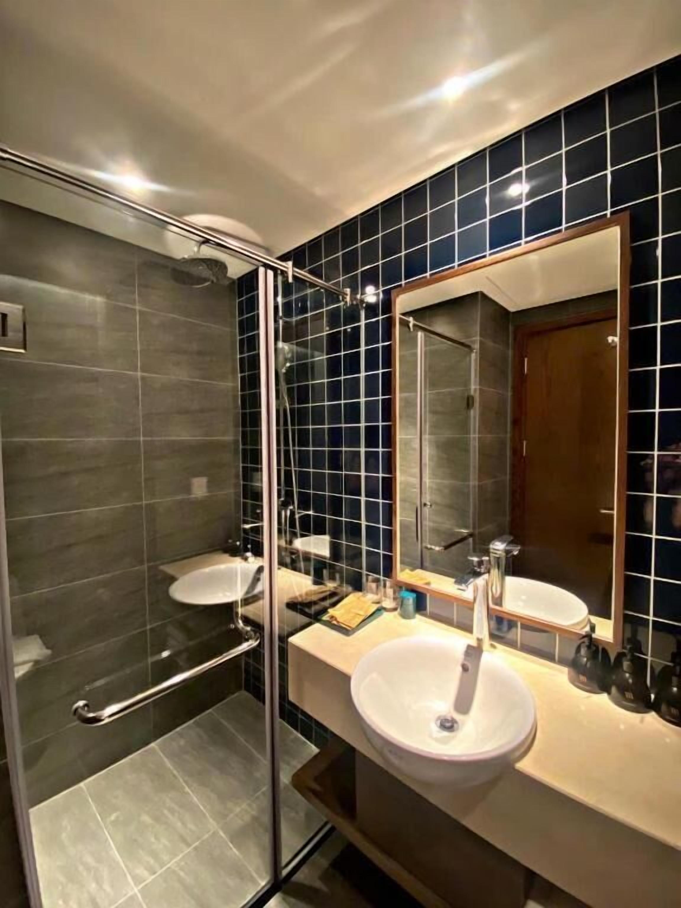 Chuveiro, produtos de toalete grátis, secador de cabelo, chinelos