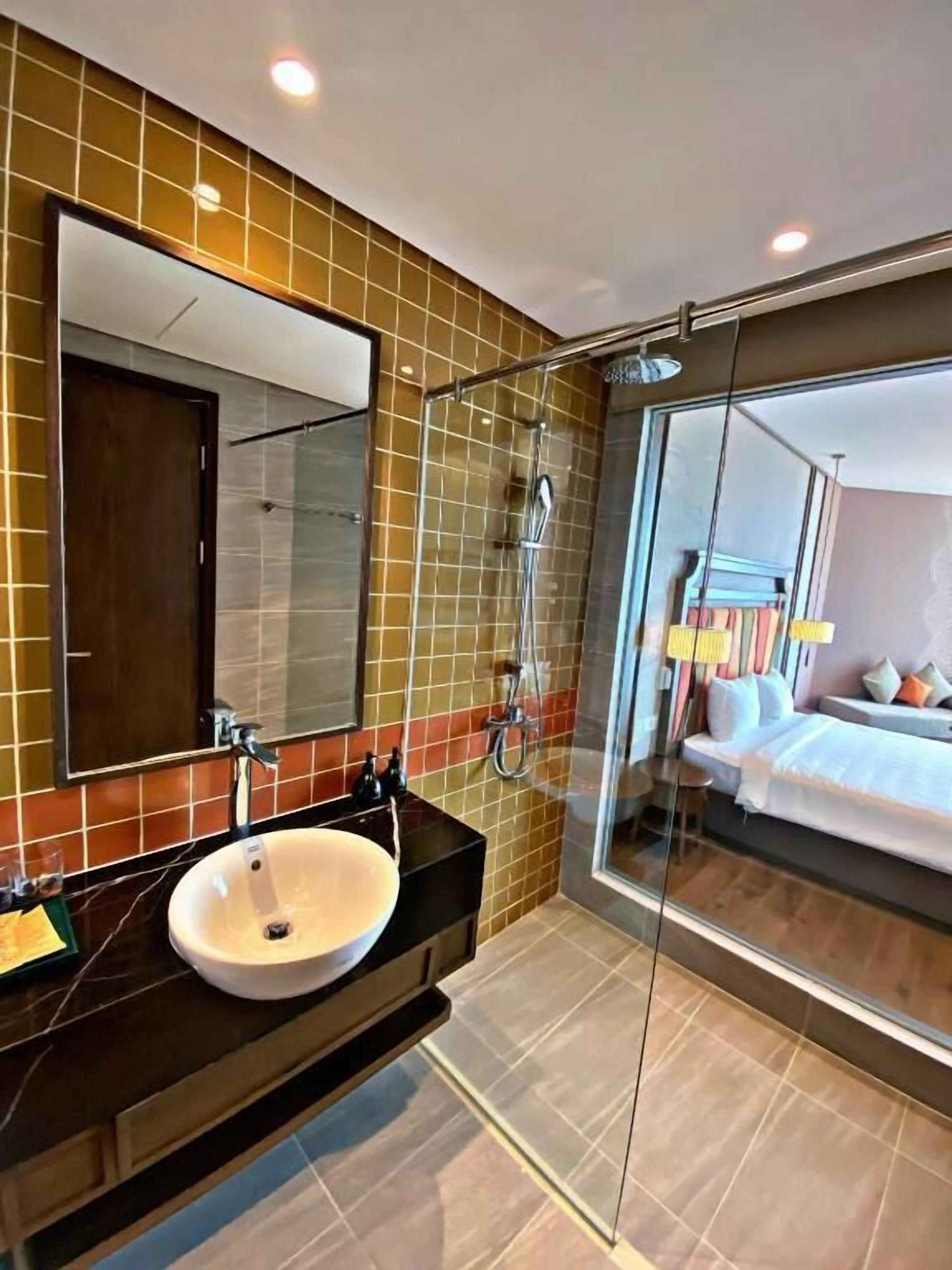 Double Room, Private Bathroom, Sea View | Bathroom | Shower, free toiletries, hair dryer, slippers