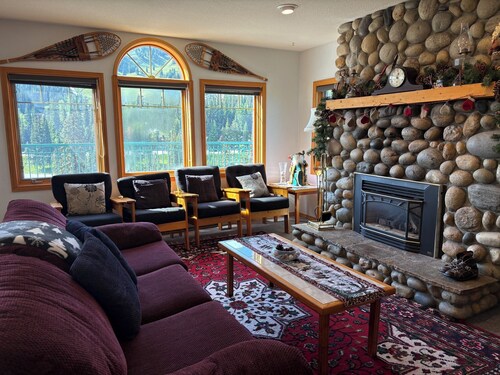 Walk/Ski to everything, close to village, room for the whole family plus hot tub