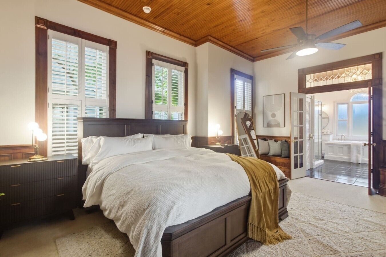 Desk, iron/ironing board, WiFi, bed sheets