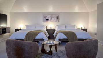 Desk, iron/ironing board, WiFi, bed sheets