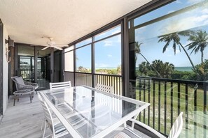 Outdoor dining - Sanibel Sunrise 3 bed 3 bath Beachfront Condo (Sanibel)