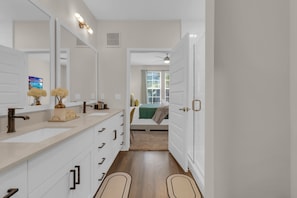 Hair dryer, towels, soap, toilet paper - Cozy 1-bedroom with AC in awesome Winter Garden (Winter Garden)