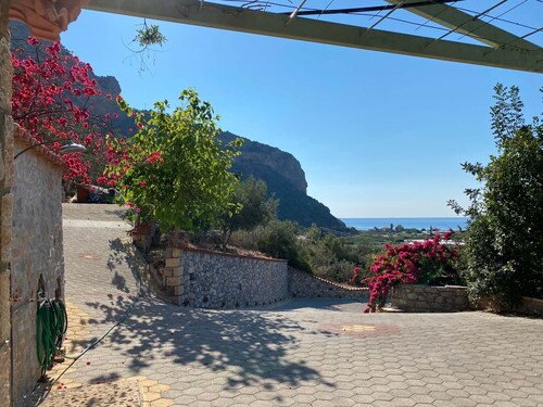 Red Rock & Sea Studio