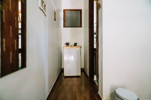 Phòng đôi tiện nghi đơn giản, lanai, quang cảnh vườn | Phòng tắm | Buồng tắm vòi sen, khăn tắm, xà phòng, giấy vệ sinh 