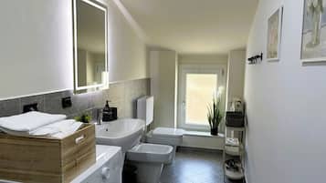 Doccia, asciugacapelli, bidet, asciugamani