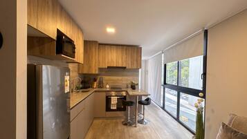 Studio | Private kitchen | Fridge, microwave, oven, cookware/dishes/utensils