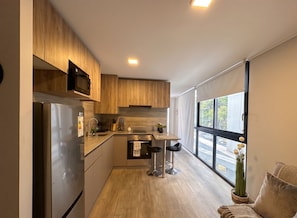 Studio | Private kitchen | Fridge, microwave, oven, cookware/dishes/utensils - Santiago Centro I Barrio Paris Londres (Santiago)