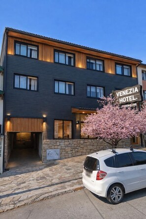 Ein mehrstöckiges Hotel mit einem Schild, auf dem 'VENEZIA HOTEL' steht.