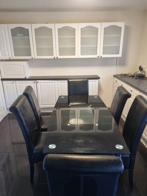 Unclassified image, 5 of 12, button - Stylish Double Bedroom – Comfortable & Peaceful (Crawley)