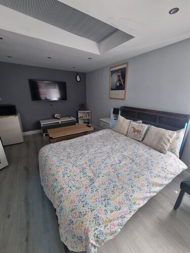 Stylish Double Bedroom – Comfortable & Peaceful