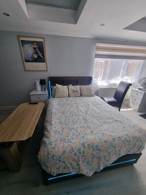Unclassified image, 2 of 12, button - Stylish Double Bedroom – Comfortable & Peaceful (Crawley)