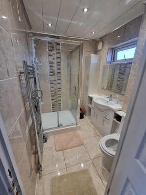 Unclassified image, 3 of 12, button - Stylish Double Bedroom – Comfortable & Peaceful (Crawley)