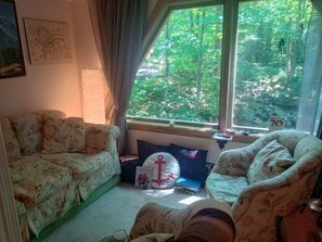 Living area - Romantic Cozy Cottage on Babbling brook- walking distance to Beach and Mountain (Newbury)