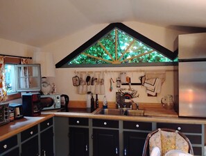 Private kitchen - Romantic Cozy Cottage on Babbling brook- walking distance to Beach and Mountain (Newbury)