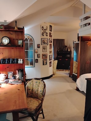 Room - Romantic Cozy Cottage on Babbling brook- walking distance to Beach and Mountain (Newbury)