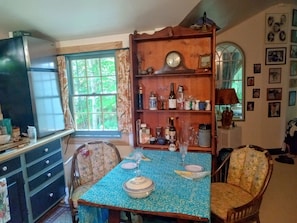 Dining - Romantic Cozy Cottage on Babbling brook- walking distance to Beach and Mountain (Newbury)