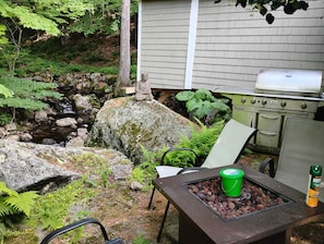 Terrace/patio - Romantic Cozy Cottage on water - walking distance to Beach and Mountain (Newbury)