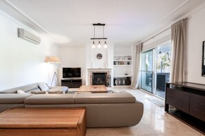 TV - Private Pool Villa in Guadalmina Alta, Marbella (San Pedro de Alcántara)