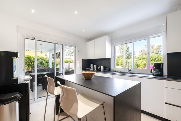 Coffee/tea maker, fridge, microwave, oven - Private Pool Villa in Guadalmina Alta, Marbella (San Pedro de Alcántara)