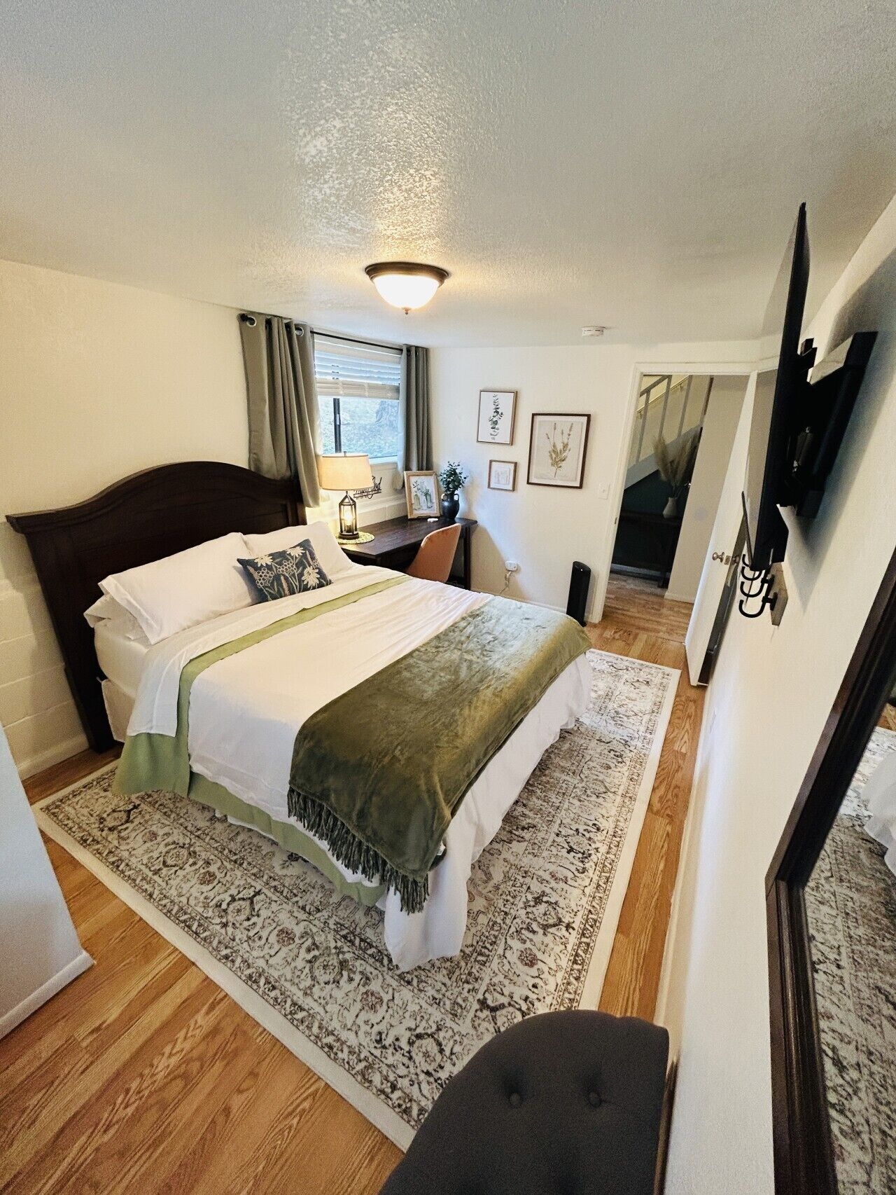Desk, travel cot, WiFi, bed sheets