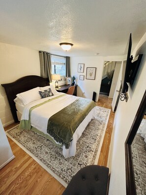 Desk, travel cot, WiFi, bed sheets - Forest Ridge Cabin - Pet Friendly - Sleeps 10 (Ahwahnee)