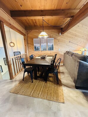 Dining - Forest Ridge Cabin - Pet Friendly - Sleeps 10 (Ahwahnee)
