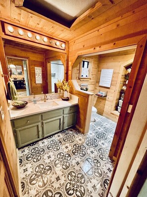 Hair dryer, towels - Forest Ridge Cabin - Pet Friendly - Sleeps 10 (Ahwahnee)