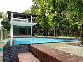 Una piscina al aire libre