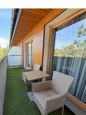 Outdoor dining - Luxury apartment just 100 meters from the beach | 2 bedrooms | Balcony | Half-board (Mielno)