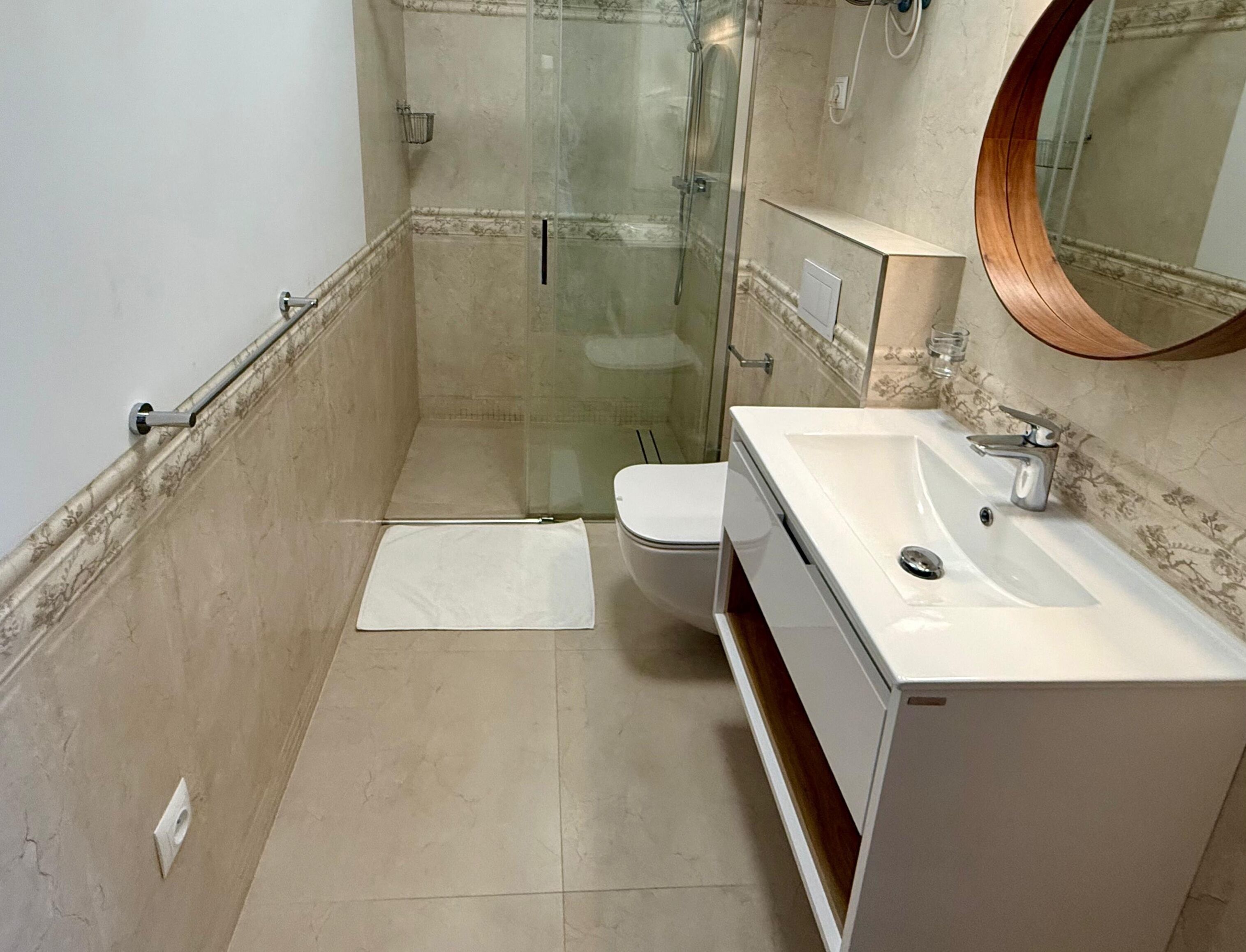 Douche, sèche-cheveux, serviettes fournies, savon