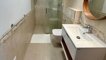 Douche, sèche-cheveux, serviettes fournies, savon