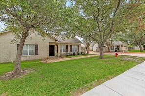 Exterior - TikTok: Short Walk to A&M Campus, Sleep 8, 3BR/3BA (College Station)