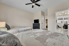 Room - TikTok: Short Walk to A&M Campus, Sleep 8, 3BR/3BA (College Station)