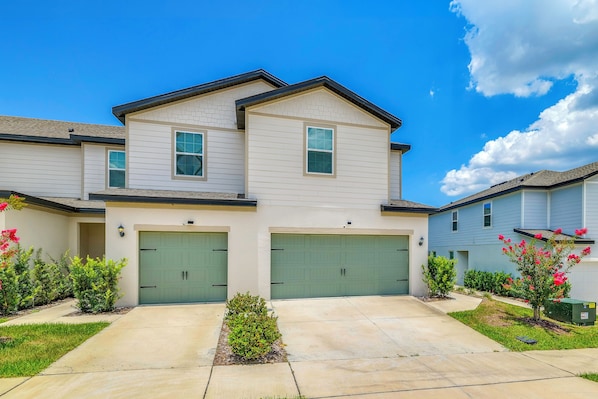 Apartment (3 Bedrooms) | Front of property