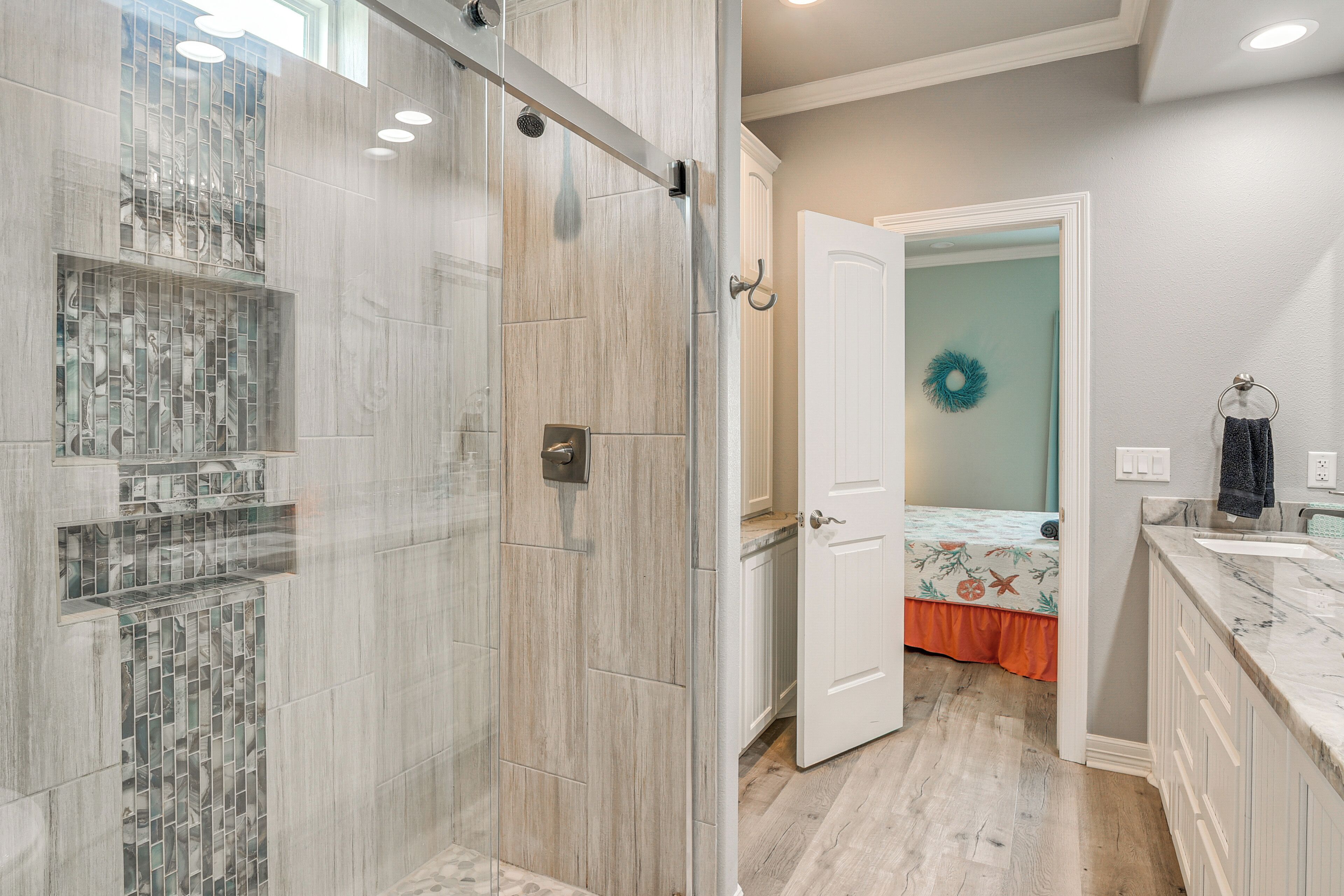 Une salle de bain avec une douche à parois de verre, un lavabo et des toilettes.