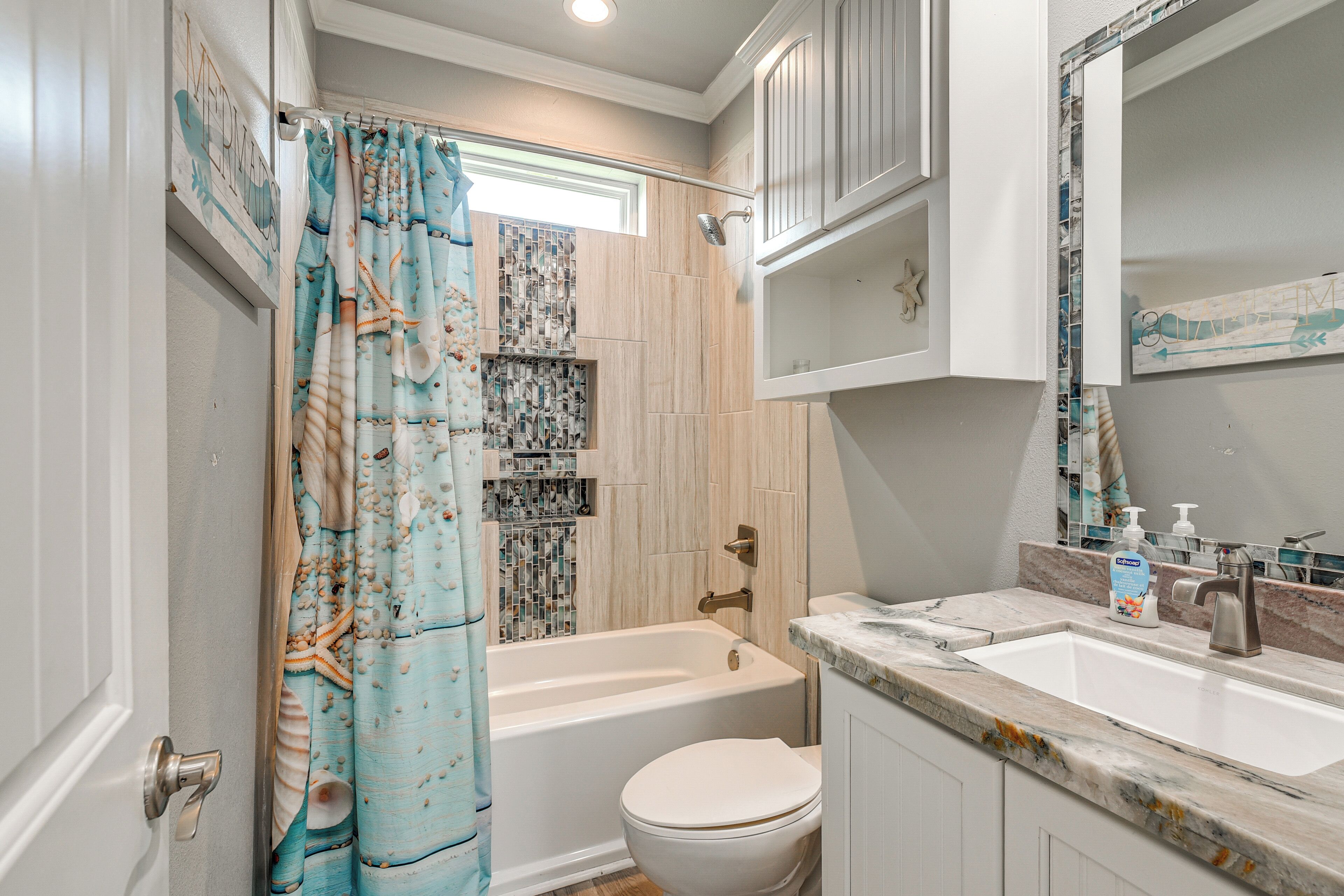 Une salle de bain avec une baignoire, des toilettes et un lavabo.