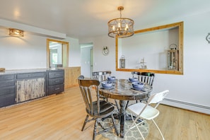 A dining area with a wooden table, chairs, and a chandelier. - 1 Mi to the Bay! Peaceful Countryside Linwood Home (Linwood)