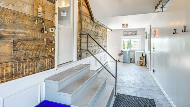 Eine Treppe mit einer Holzwand, einem Willkommensschild und einem 'J'-Schild an der Wand.
