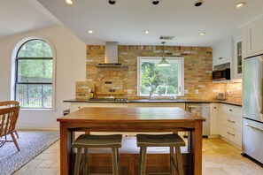 Interior - 3 Mi to Dtwn! Quiet Tallahassee Gem w/ Lush Patio (Tallahassee)